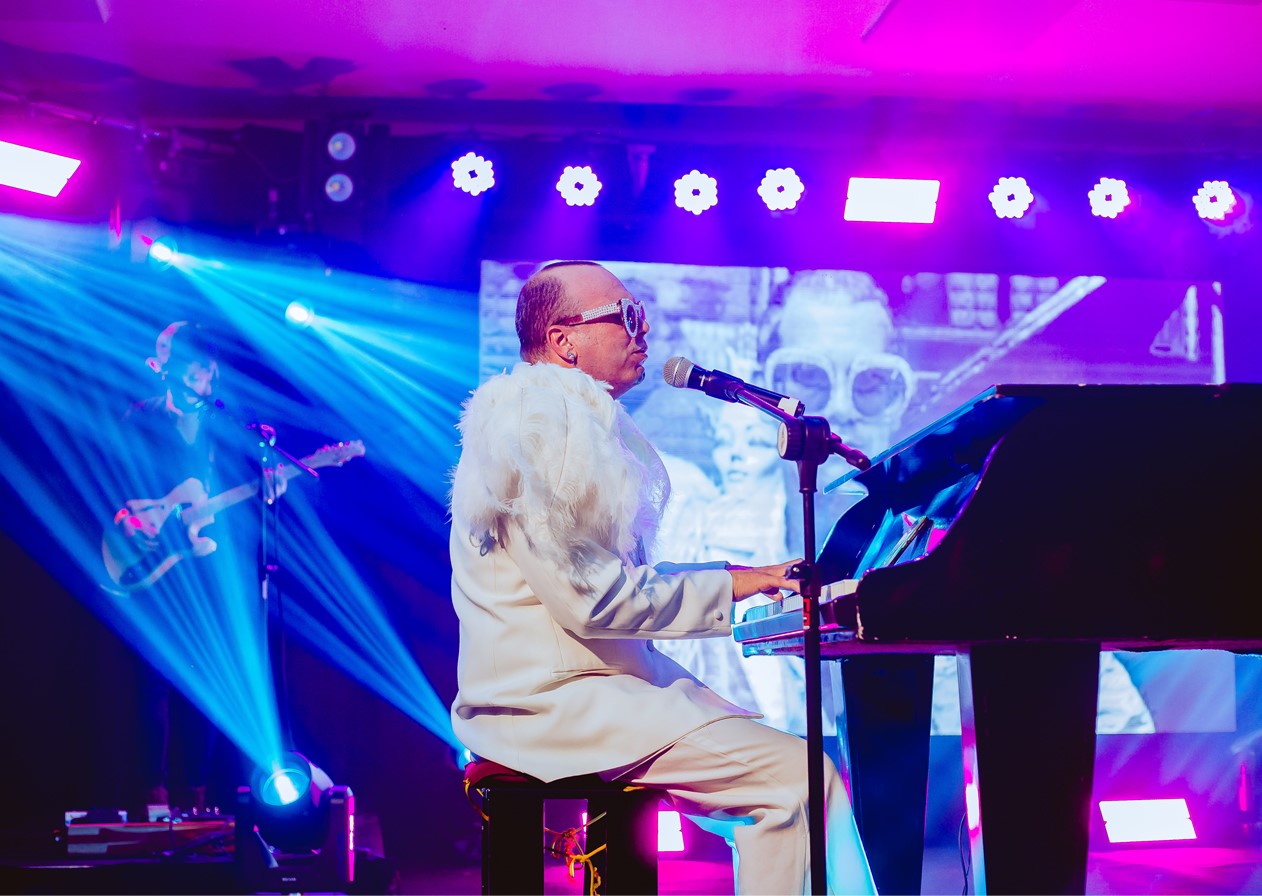 JACAREÍ RECEBE “TRIBUTO A ELTON JOHN” NESTE SÁBADO