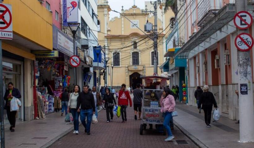Taubaté quer estudo para a retirada de postes da região central
