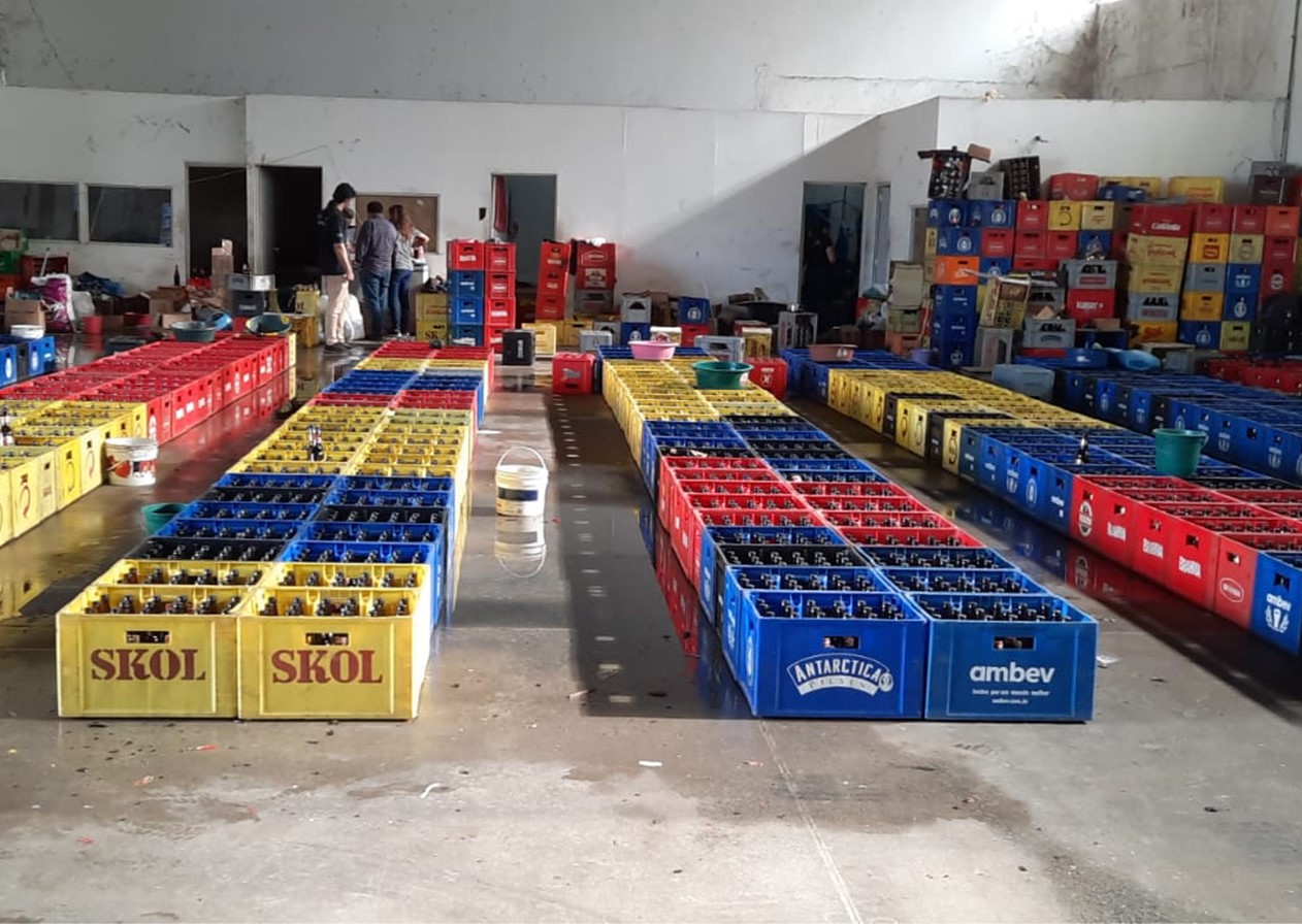 Polícia descobre galpão de falsificação de cerveja e prende 19 pessoas em Jacareí
