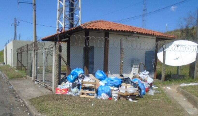 CCR RIOSP COLETOU MAIS DE 18 TONELADAS DE LIXO AS MARGENS DA VIA DUTRA EM OUTUBRO