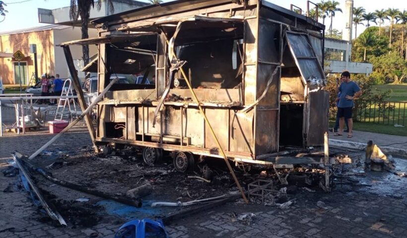 Trailer de lanches pega fogo após explosão de botijão de gás em São José
