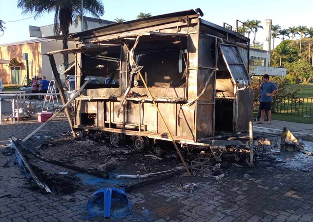 Trailer de lanches pega fogo após explosão de botijão de gás em São José
