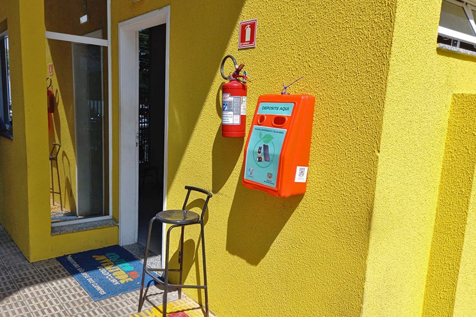 Urbam instala novos coletores de pilhas, baterias e celulares