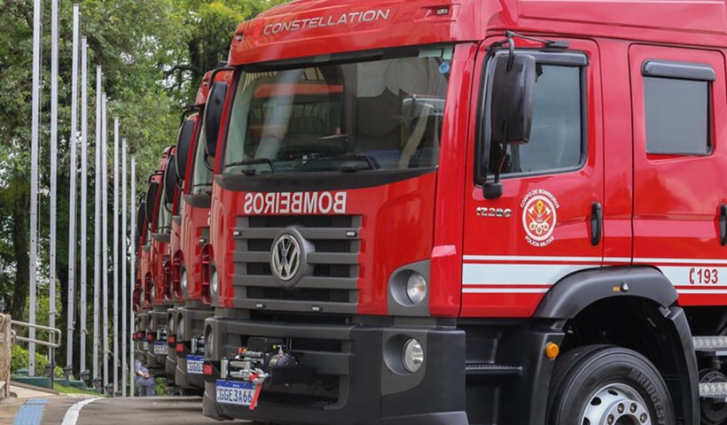 Bombeiros resgatam família após carro ficar preso em enchente em Jacareí