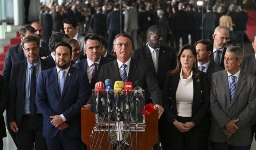 Bolsonaro ignora vitória de Lula, diz que vai cumprir a Constituição e indica Ciro Nogueira para transição