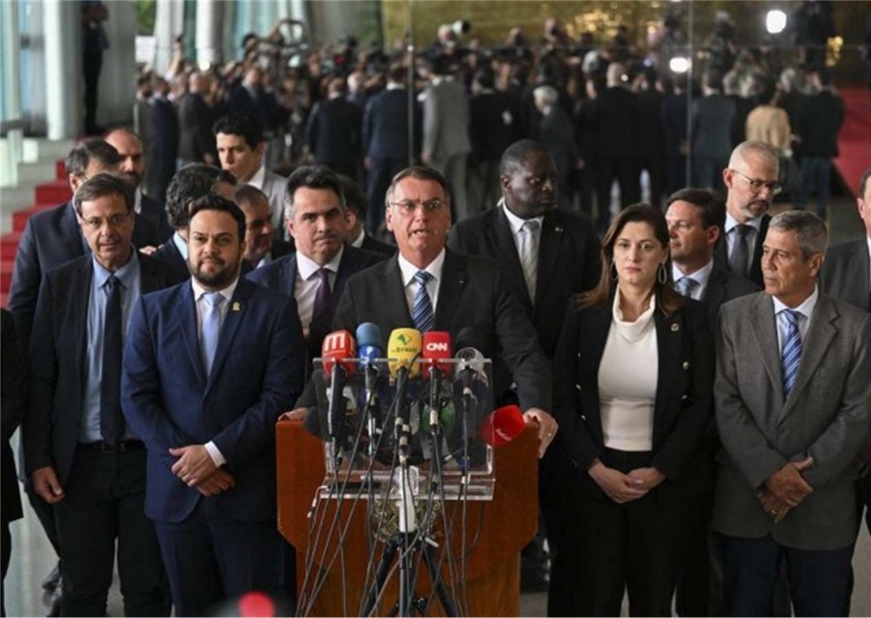 Bolsonaro ignora vitória de Lula, diz que vai cumprir a Constituição e indica Ciro Nogueira para transição