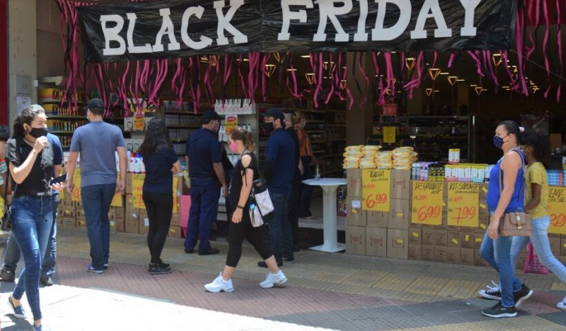 Procon fiscaliza lojistas e orienta consumidores na Black Friday