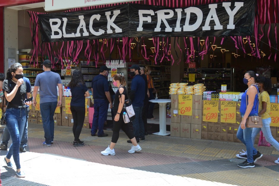 Procon fiscaliza lojistas e orienta consumidores na Black Friday