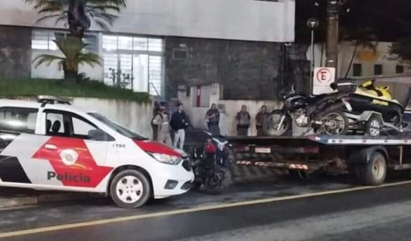PM de Jacareí estoura galpão com jet-ski e motos roubados