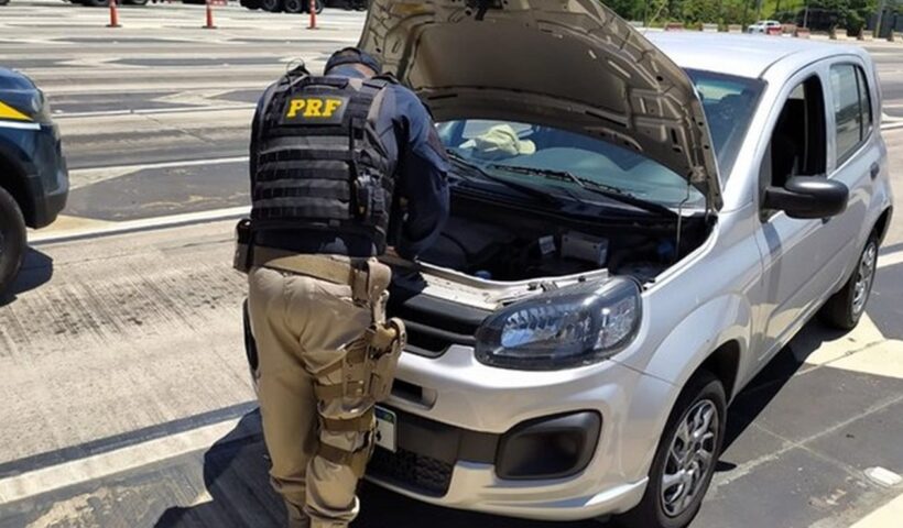 Carro furtado no RJ é recuperado na Dutra em Jacareí