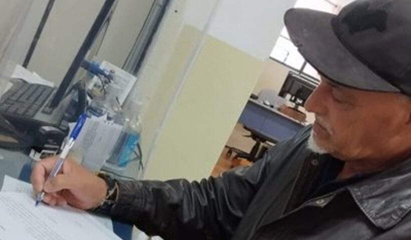 Morador de rua passa em concurso e assume cargo de pintor na Prefeitura de Taubaté