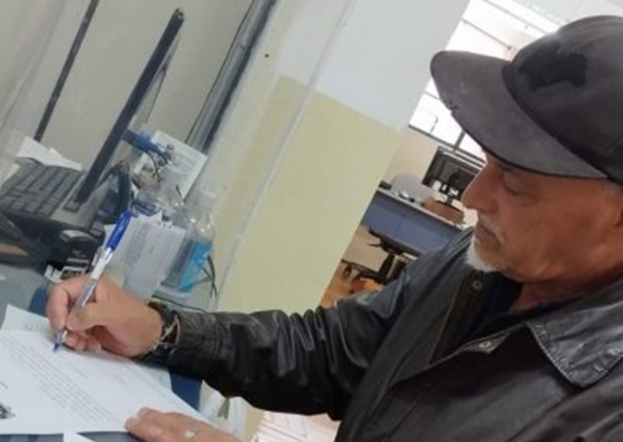 Morador de rua passa em concurso e assume cargo de pintor na Prefeitura de Taubaté