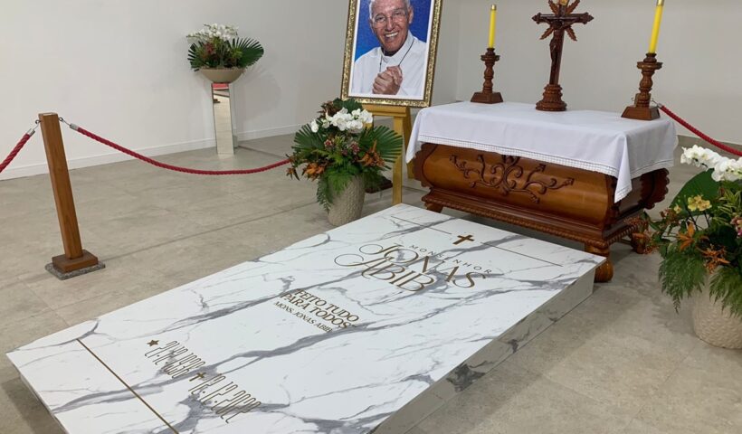 Após 3 dias, Monsenhor Jonas Abib é sepultado em Cachoeira Paulista
