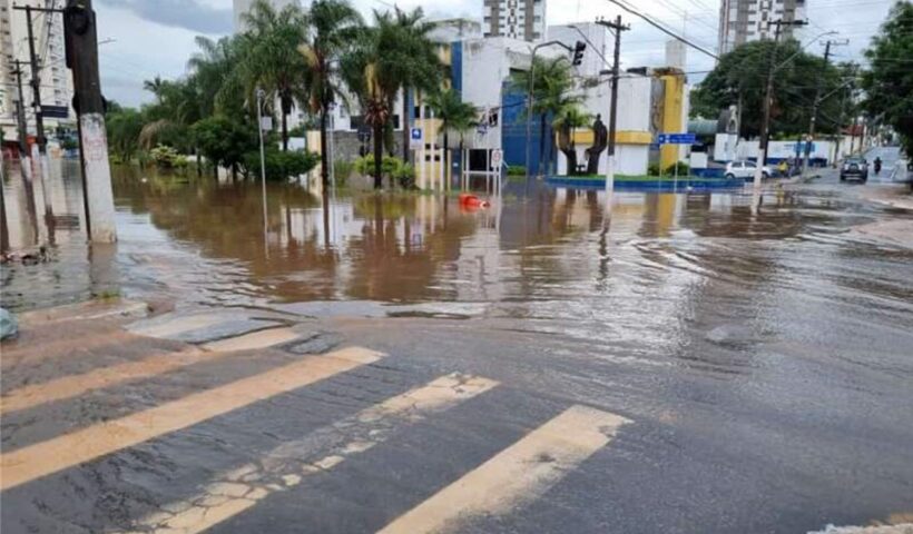 Chuva e vento forte causam transtorno e deixam ruas alagadas no centro de Taubaté