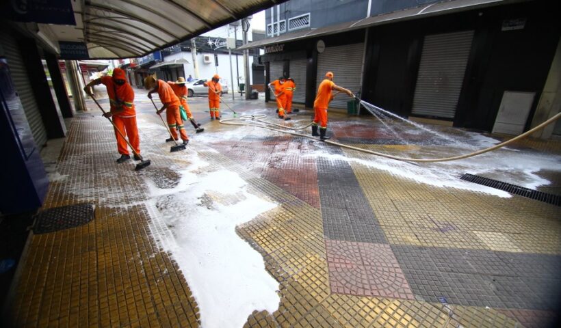 Calçadão e Rua 15 recebem limpeza para compras de Natal