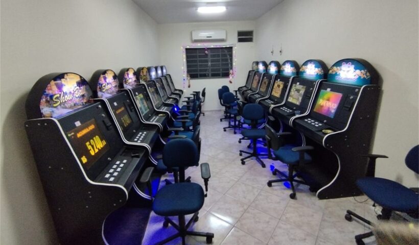 Polícia fecha casa de jogos de azar e apreende 30 máquinas caça-níqueis em Taubaté