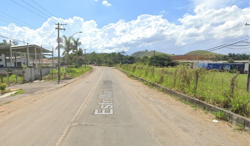 Caminhão de cerveja cai de ribanceira em Jacareí; motorista morreu