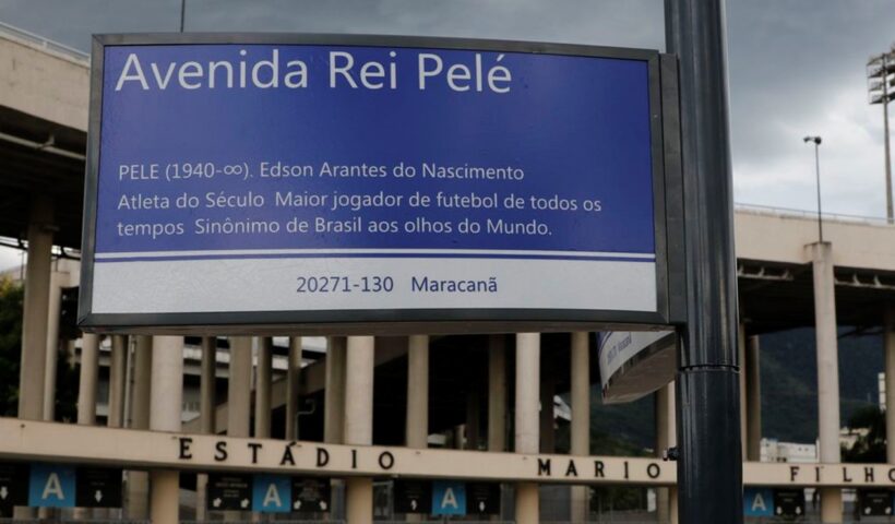 Prefeitura do Rio instala placas da Av. Rei Pelé, em frente ao Maracanã