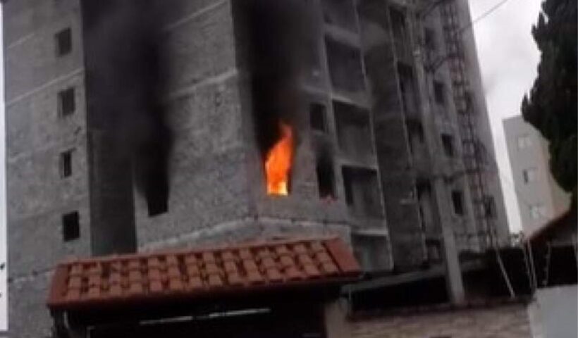 Cômodo de prédio em construção pega fogo e mobiliza Corpo de Bombeiros em Taubaté