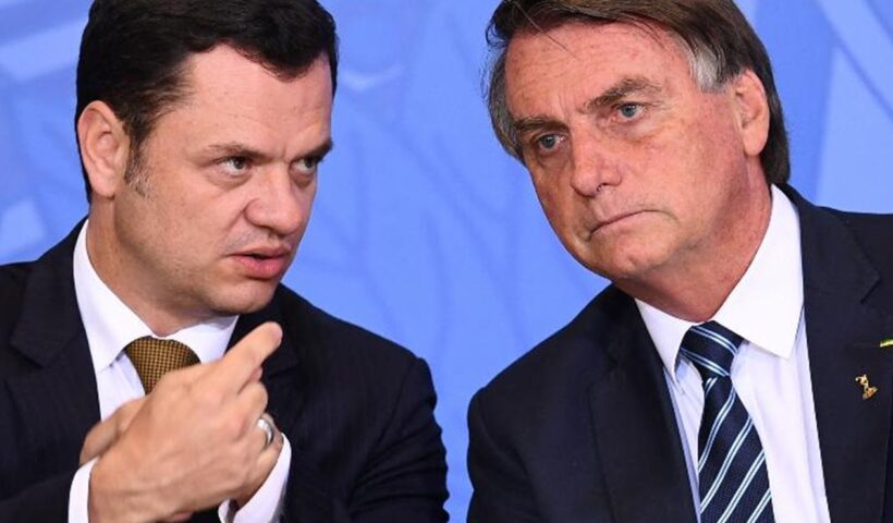 Ministro inclui minuta apreendida em ação contra Bolsonaro no TSE