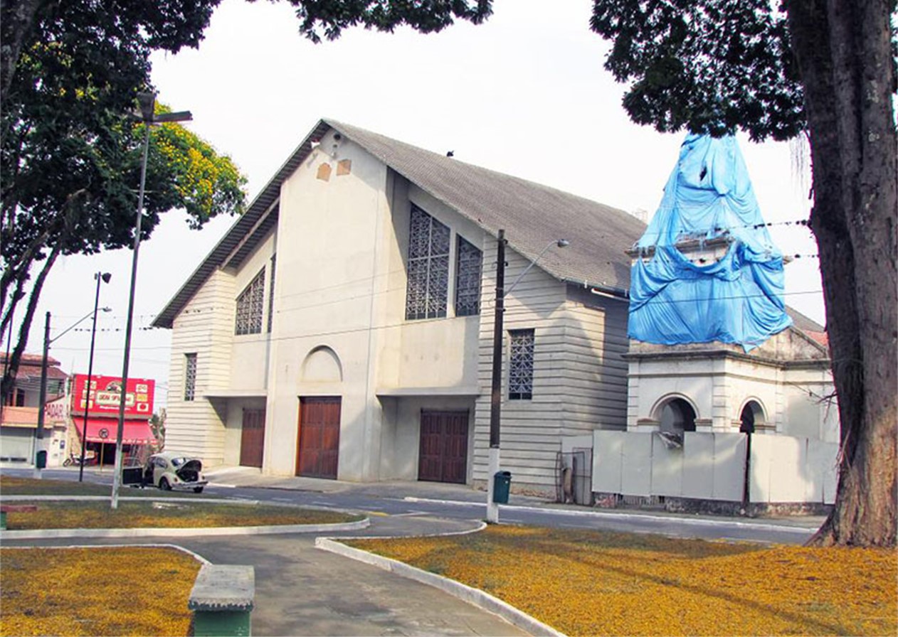Após temporal, parte da antiga igrejinha do Santana desmorona, em Pinda