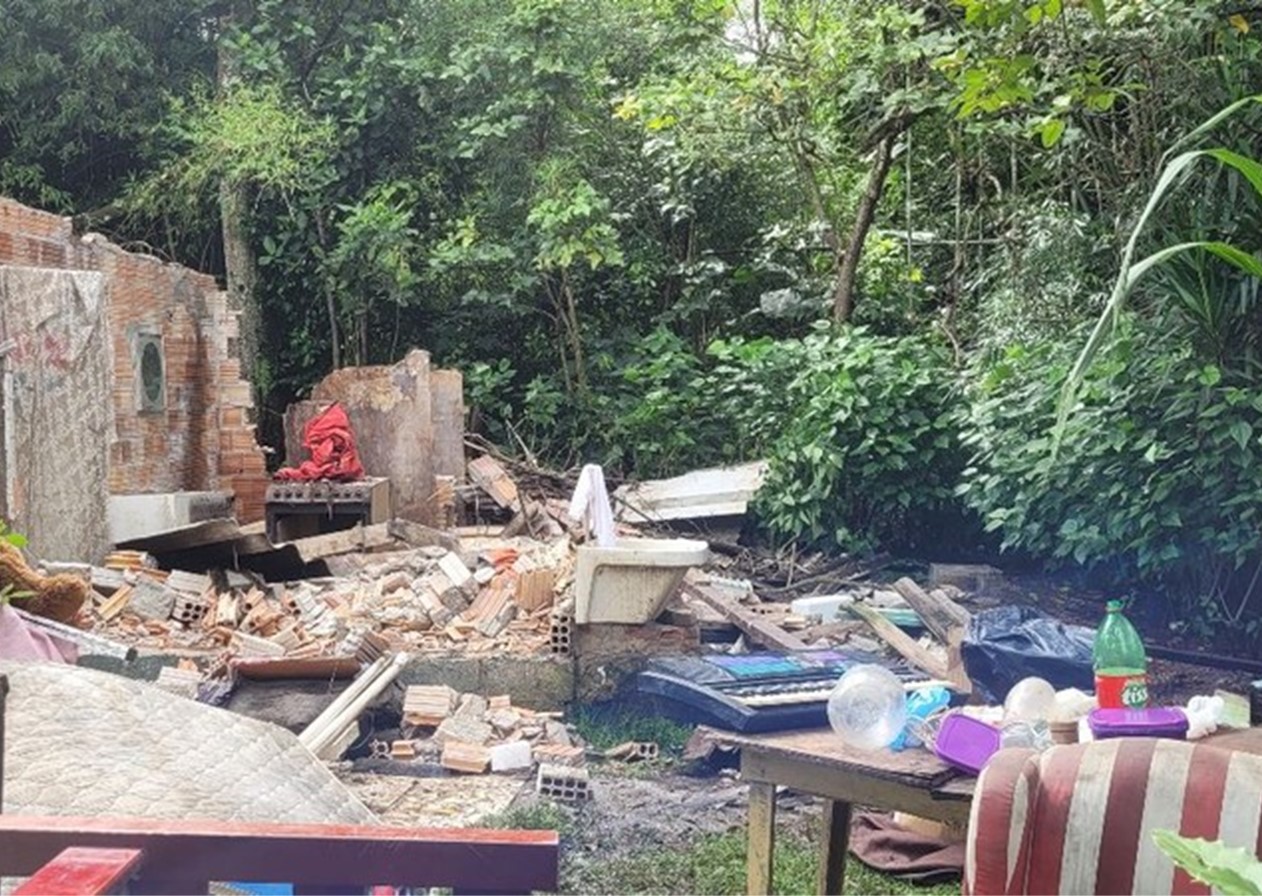 Prefeitura demole casas no Parque do Banhado
