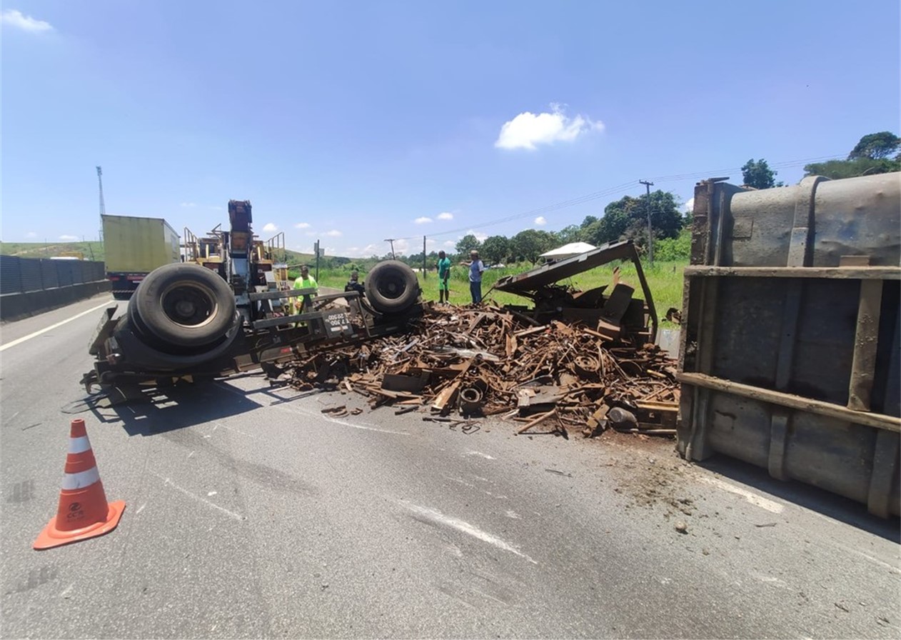 Caminhão de sucata tomba na Dutra em Jacareí