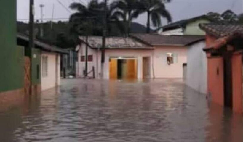 São Luiz do Paraitinga tem enchentes após chuvas de domingo