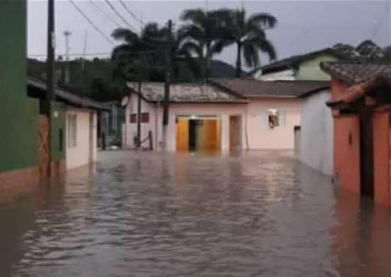 São Luiz do Paraitinga tem enchentes após chuvas de domingo