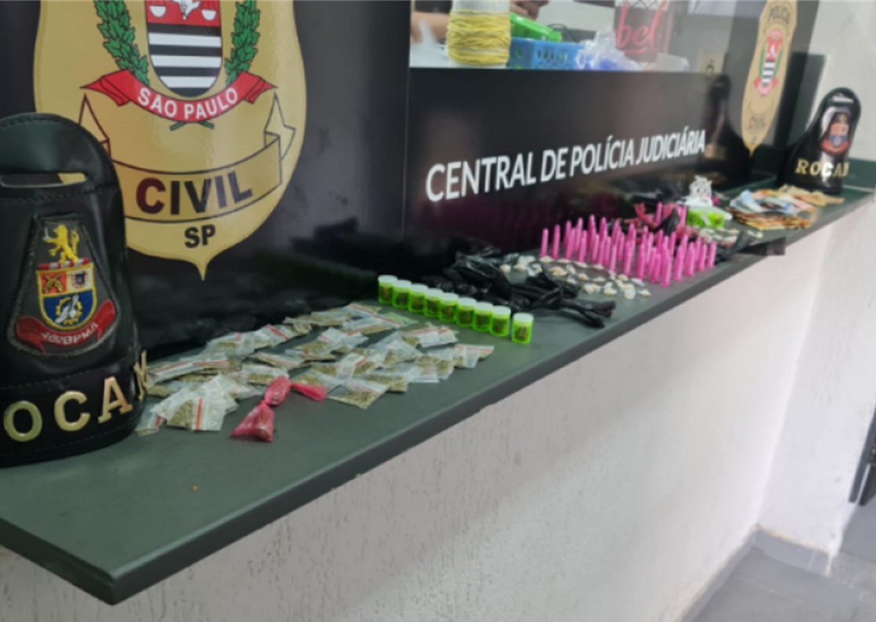 PM apreende mais de 200 porções de drogas em muro de igreja de SJC
