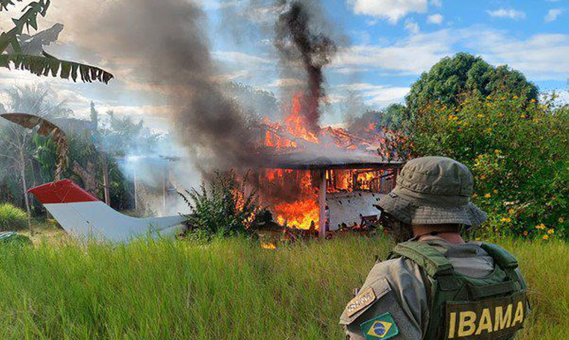 Operação destrói avião e trator do garimpo em área Yanomami