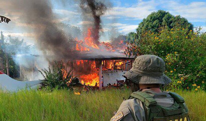 Operação destrói avião e trator do garimpo em área Yanomami