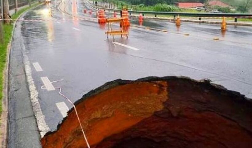 Cratera aberta pela chuva interdita Avenida João Marson em São José