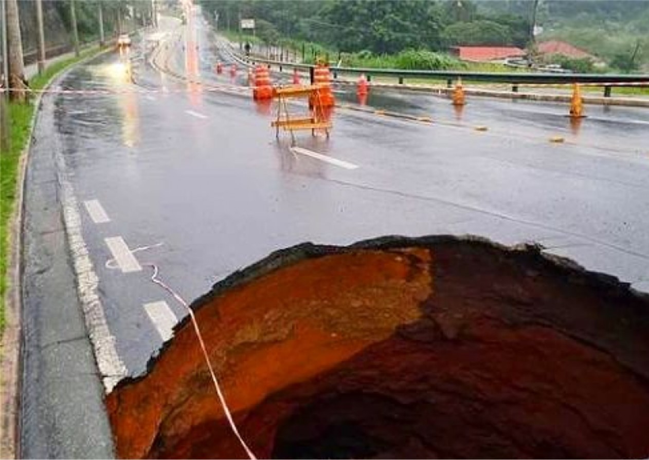 Cratera aberta pela chuva interdita Avenida João Marson em São José