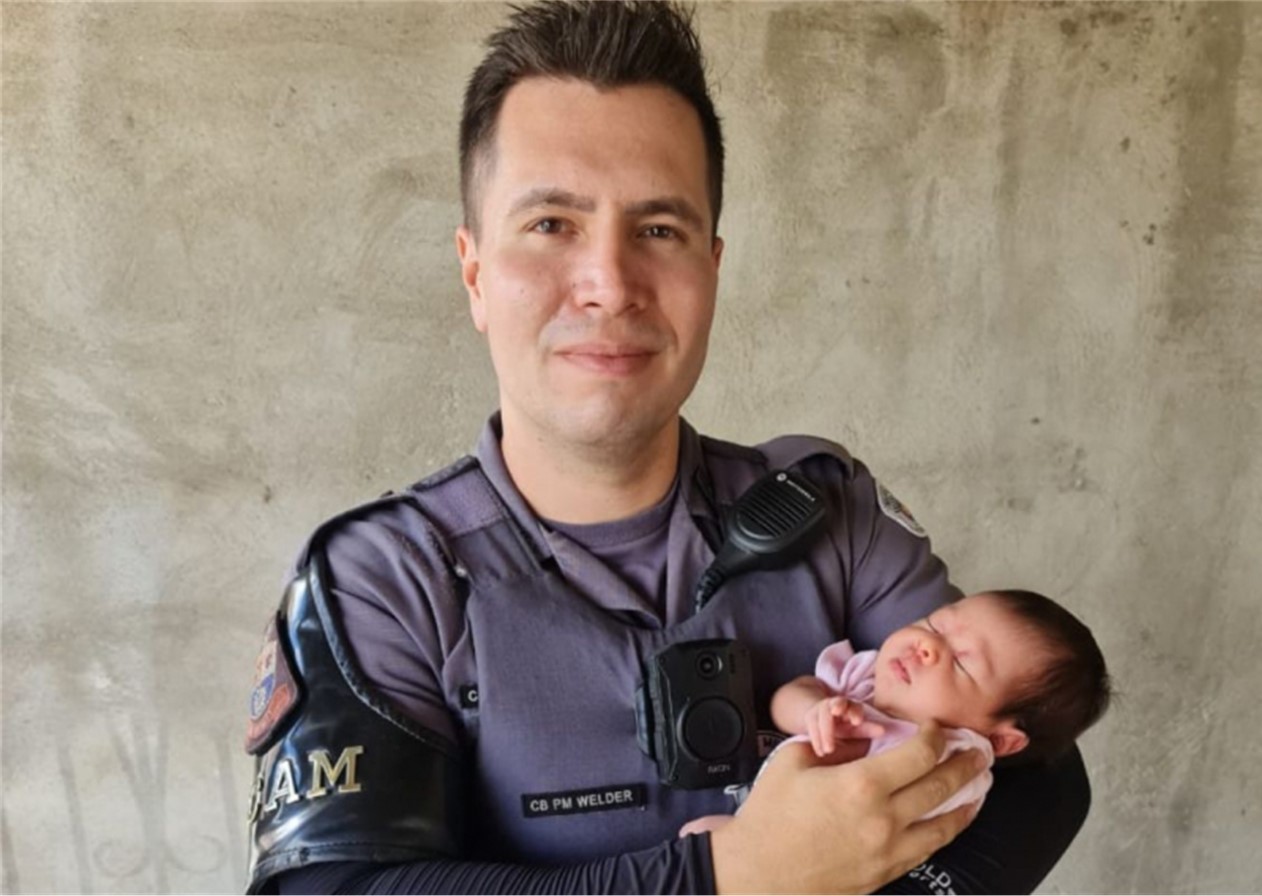 Policiais salvam bebê de 25 dias engasgada em São José