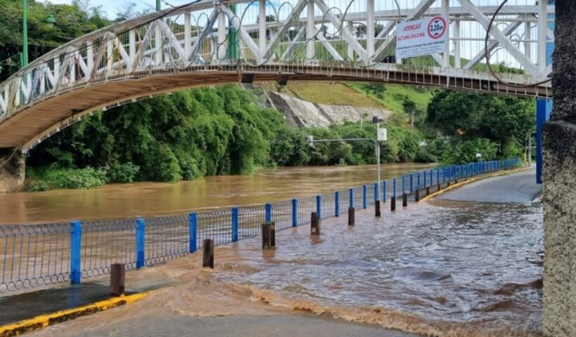 Rio transborda e alaga ruas de Luiz do Paraitinga
