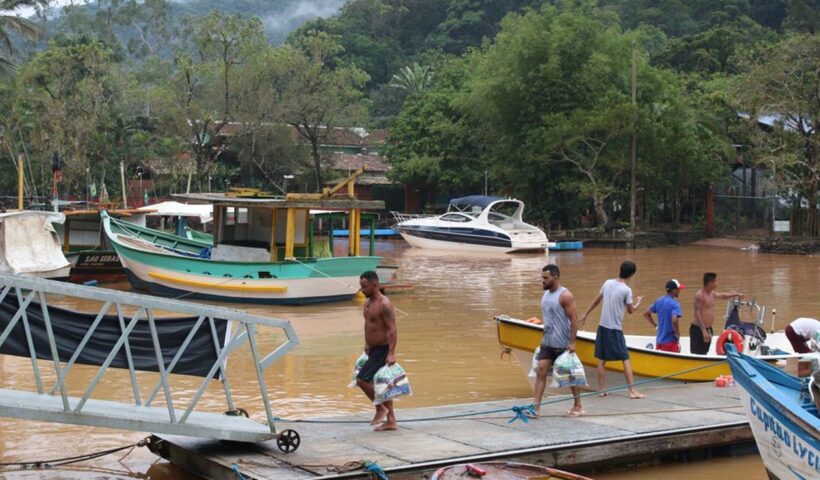 Moradores de São Sebastião estão sem água potável há quatro dias
