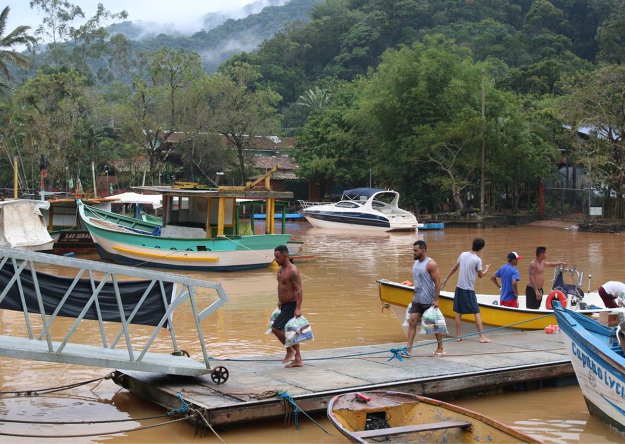 Moradores de São Sebastião estão sem água potável há quatro dias