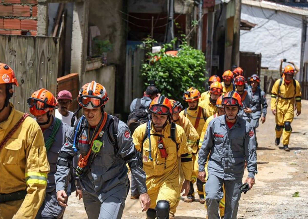 Equipes de resgate iniciam 4º dia de buscas por vítimas no litoral