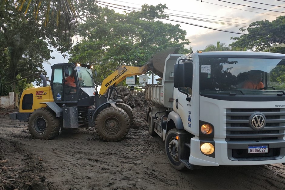 São José mobiliza homens e máquinas para São Sebastião