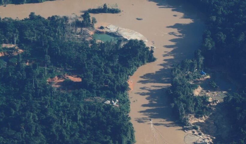 Ibama e Funai revistam garimpeiros na saída de terra Yanomami
