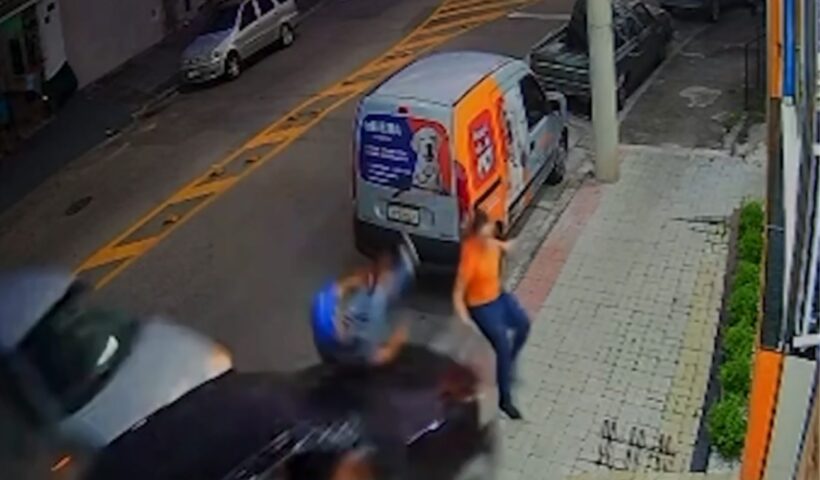 Pedestres são atropelados por carro desgovernado em São José