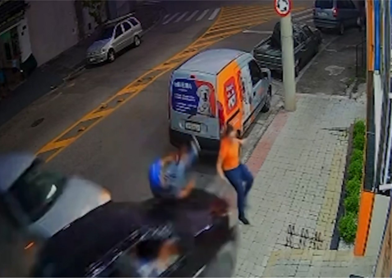 Pedestres são atropelados por carro desgovernado em São José