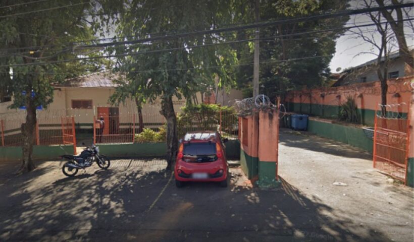 Idoso de 61 anos cai de telhado de escola em Taubaté