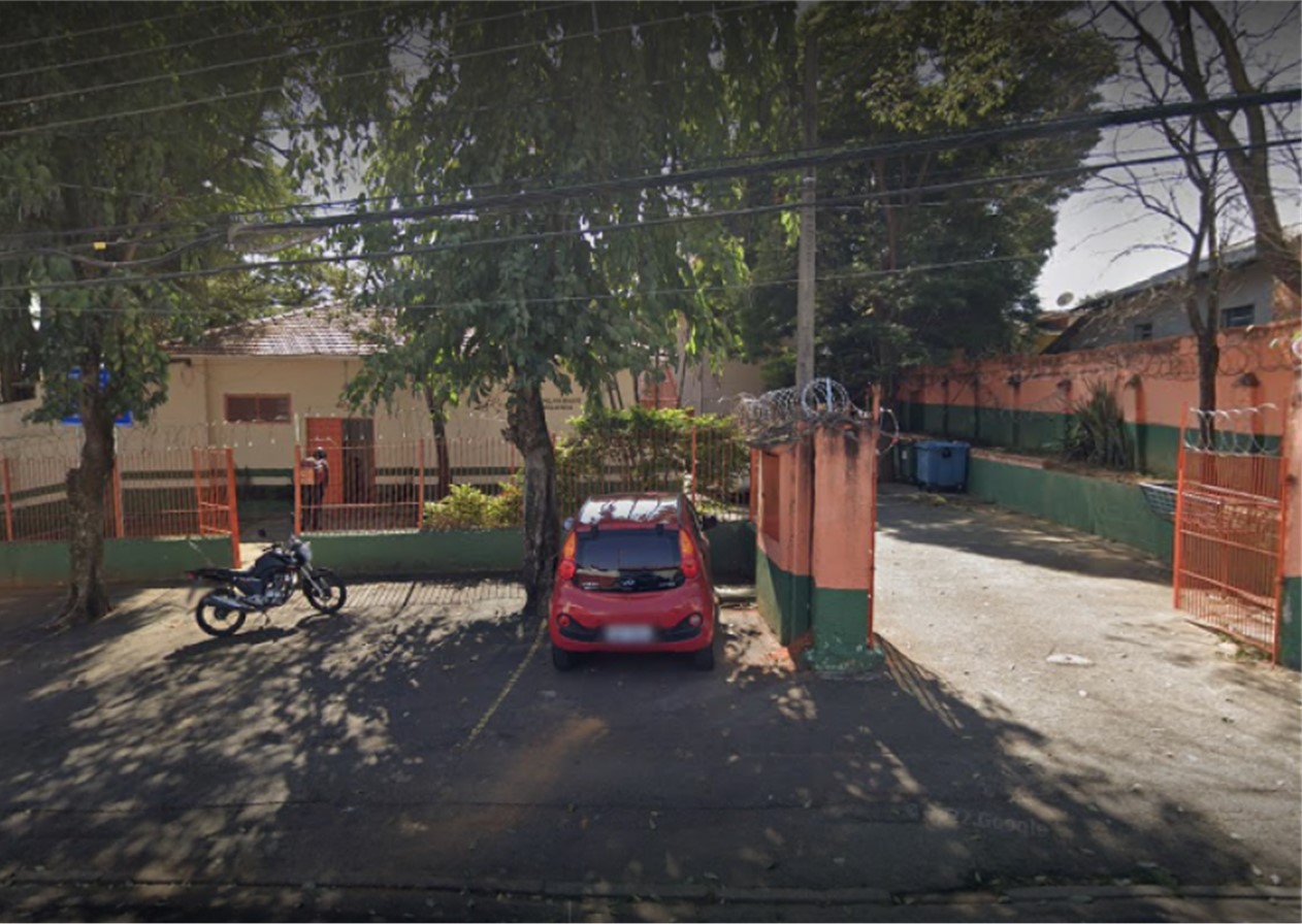 Idoso de 61 anos cai de telhado de escola em Taubaté