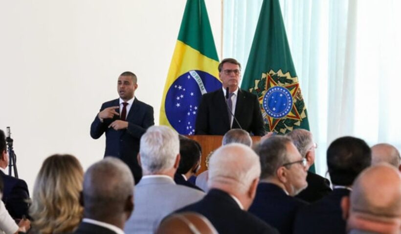 TSE mantém multa a Bolsonaro após reunião de campanha com embaixadores