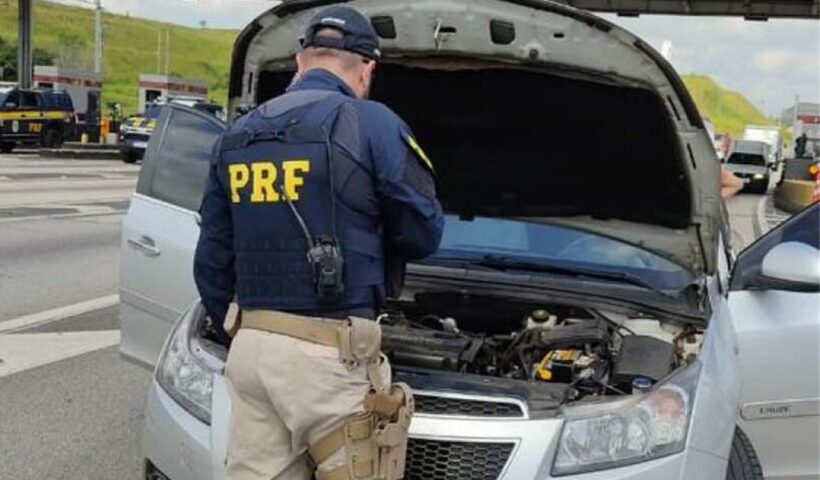 Carro furtado é recuperado pela PRF em trecho da Dutra, em Jacareí