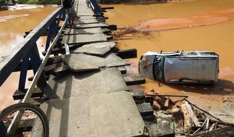 Carro tenta passar por passarela de pedestres e cai em rio em São Sebastião