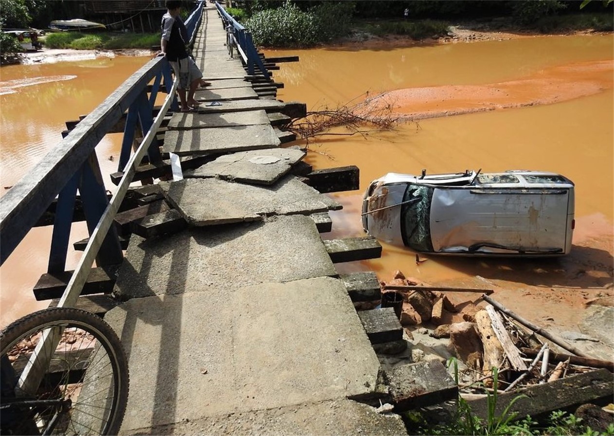 Carro tenta passar por passarela de pedestres e cai em rio em São Sebastião