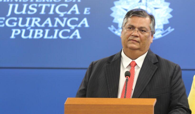 Dino entra com notícia-crime contra sete parlamentares